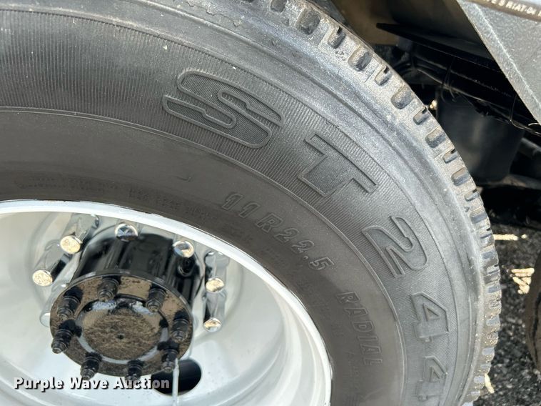 image for item KW9227 2011 Peterbilt 367  roll-off container truck