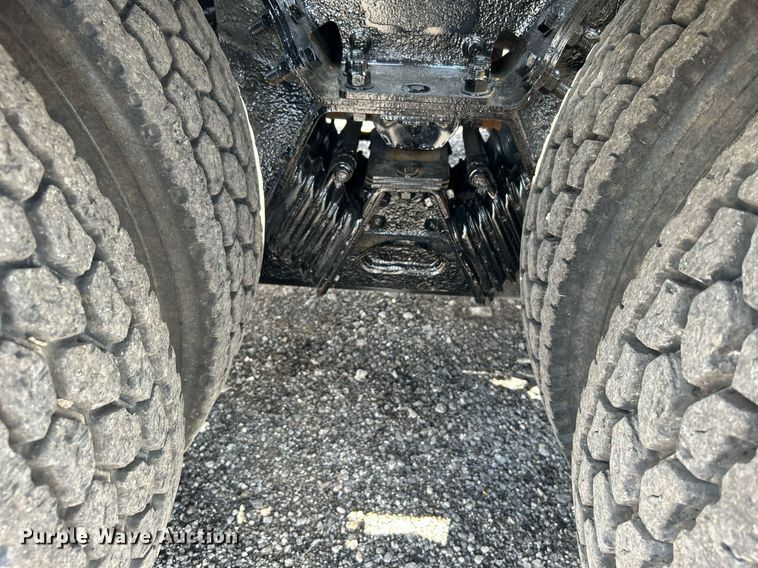 image for item KW9227 2011 Peterbilt 367  roll-off container truck