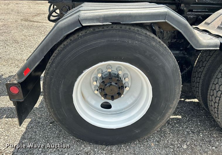 image for item KW9227 2011 Peterbilt 367  roll-off container truck