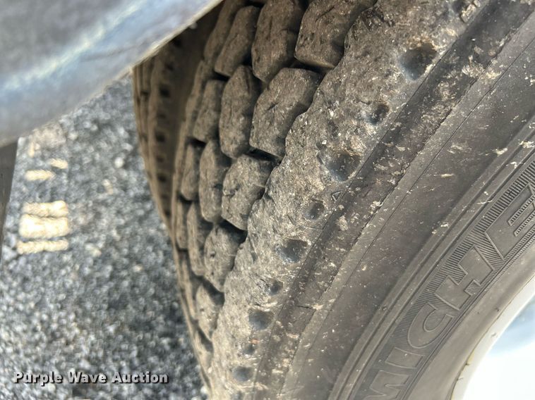 image for item KW9227 2011 Peterbilt 367  roll-off container truck