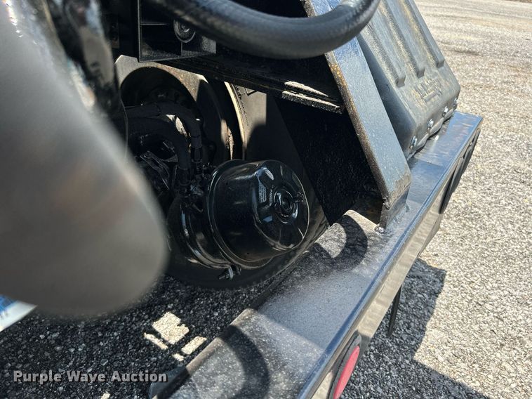 image for item KW9227 2011 Peterbilt 367  roll-off container truck