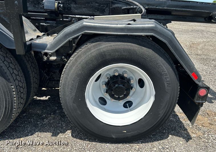 image for item KW9227 2011 Peterbilt 367  roll-off container truck