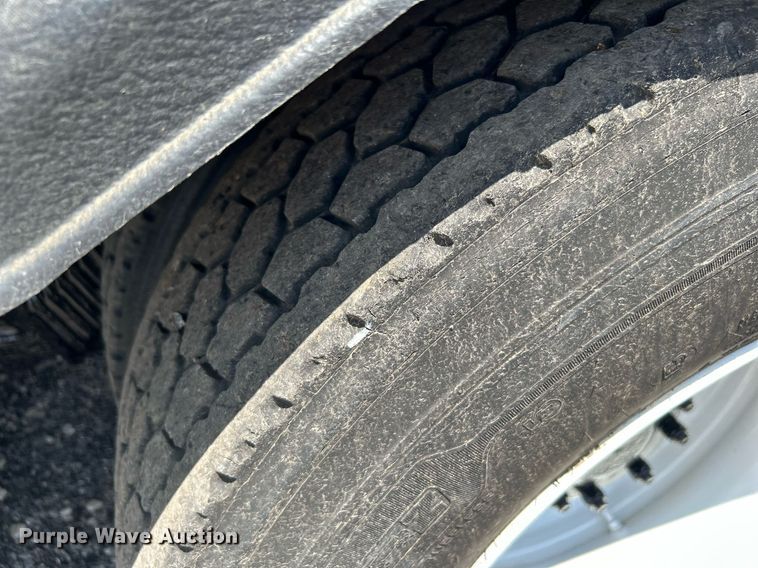 image for item KW9227 2011 Peterbilt 367  roll-off container truck