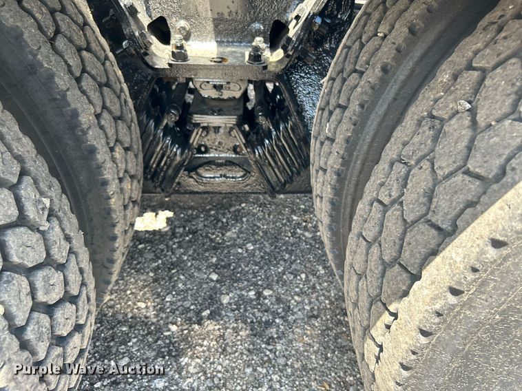 image for item KW9227 2011 Peterbilt 367  roll-off container truck