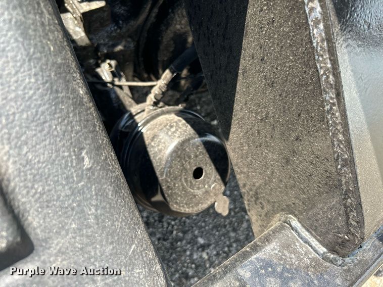 image for item KW9227 2011 Peterbilt 367  roll-off container truck