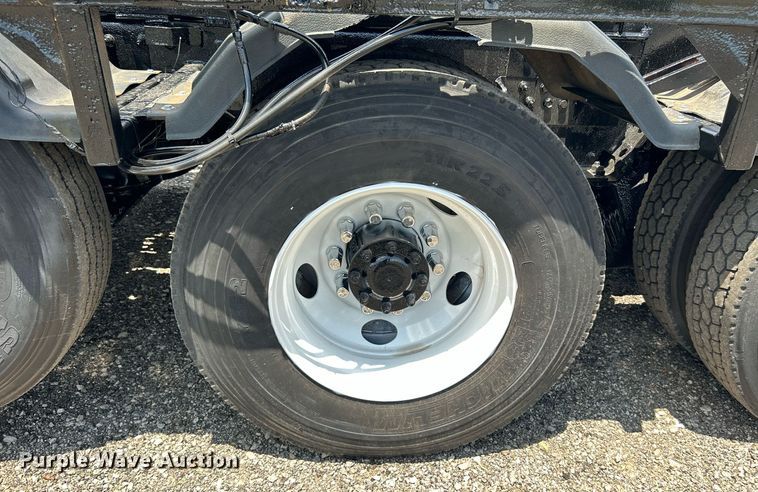 image for item KW9227 2011 Peterbilt 367  roll-off container truck