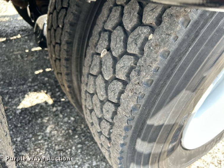 image for item KW9227 2011 Peterbilt 367  roll-off container truck