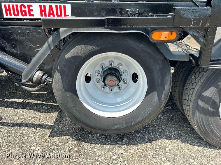 image for item KW9227 2011 Peterbilt 367  roll-off container truck