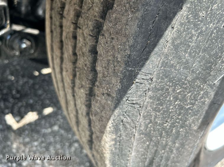 image for item KW9227 2011 Peterbilt 367  roll-off container truck