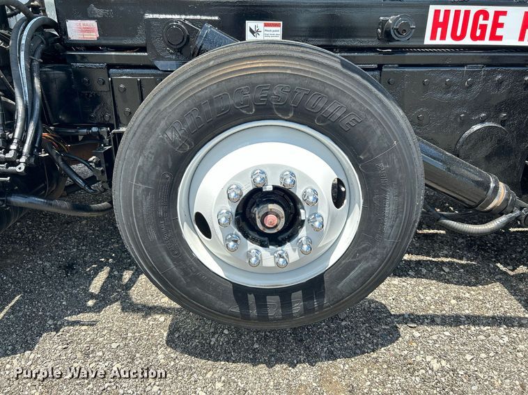 image for item KW9227 2011 Peterbilt 367  roll-off container truck