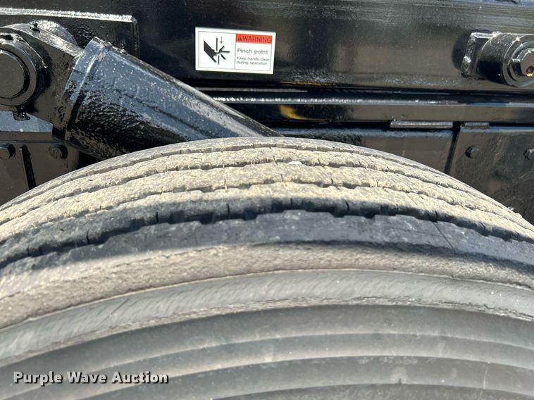 image for item KW9227 2011 Peterbilt 367  roll-off container truck