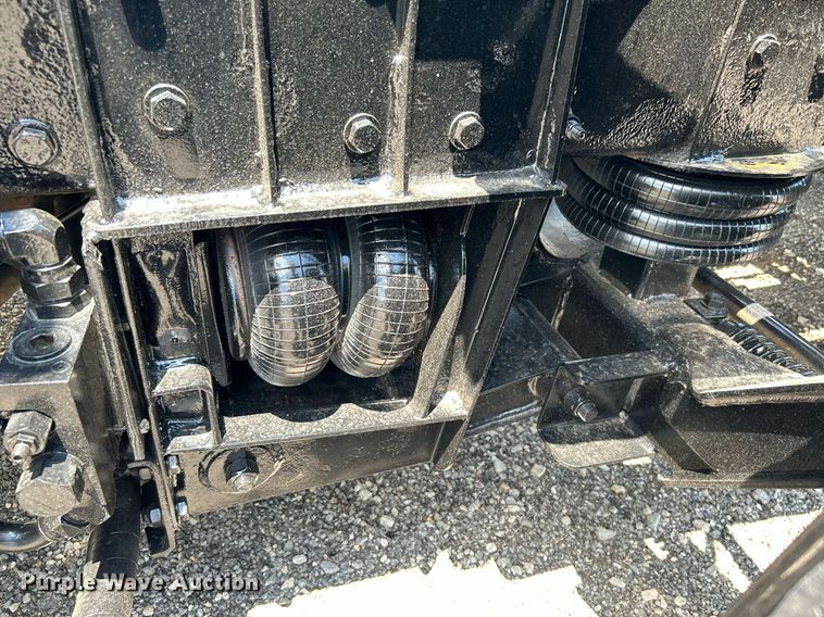 image for item KW9227 2011 Peterbilt 367  roll-off container truck