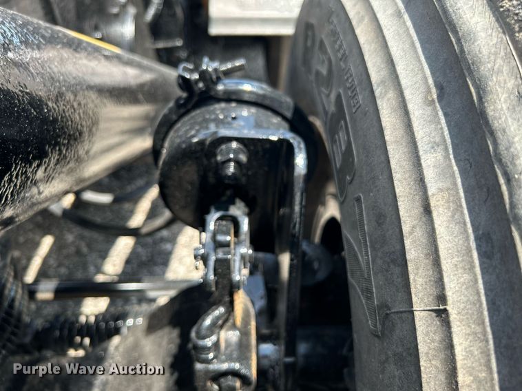 image for item KW9227 2011 Peterbilt 367  roll-off container truck