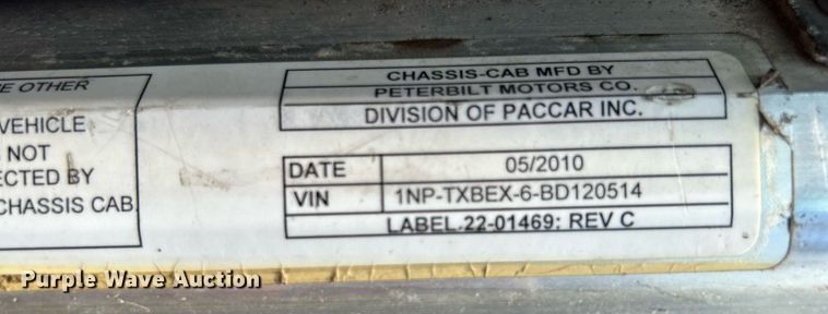 image for item KW9227 2011 Peterbilt 367  roll-off container truck