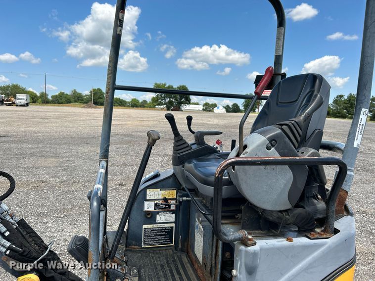 image for item KW9228 John Deere 17D  mini excavator