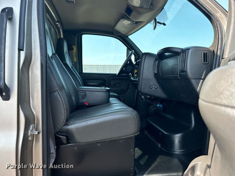 image for item KW9234 2006 GMC C4500  dump truck