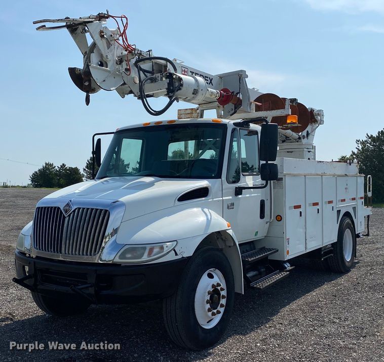 image for item KW9268 2007 International 4300  digger derrick truck