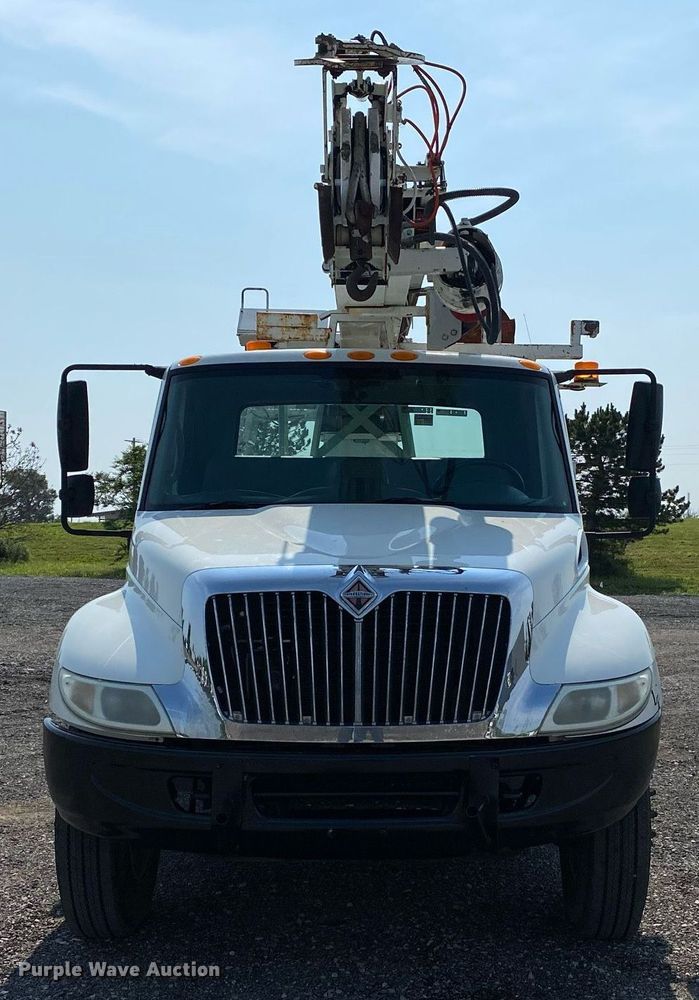 image for item KW9268 2007 International 4300  digger derrick truck