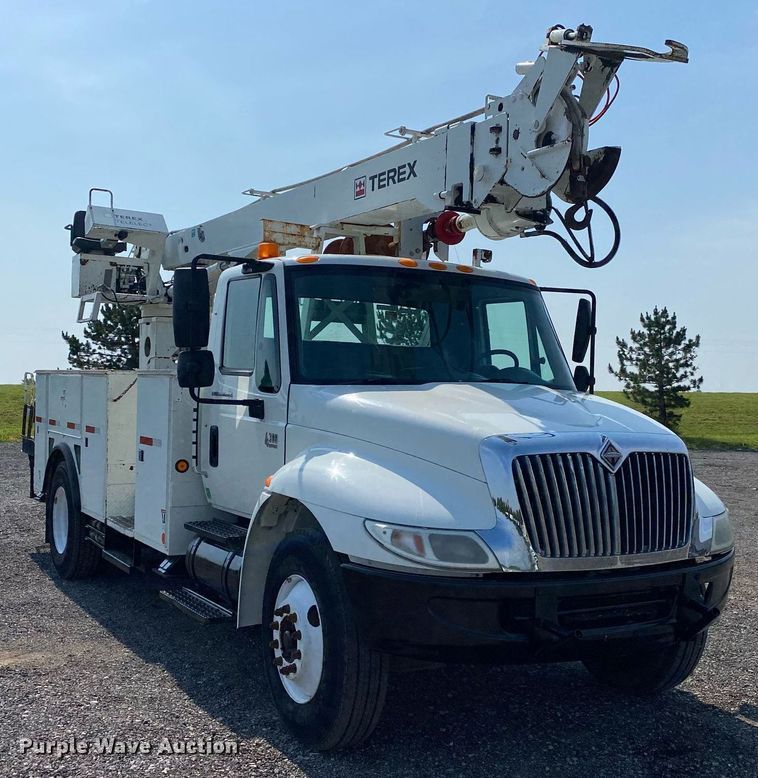 image for item KW9268 2007 International 4300  digger derrick truck