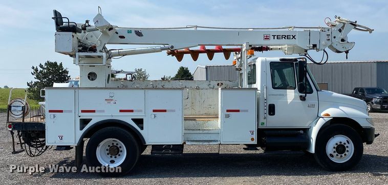 image for item KW9268 2007 International 4300  digger derrick truck