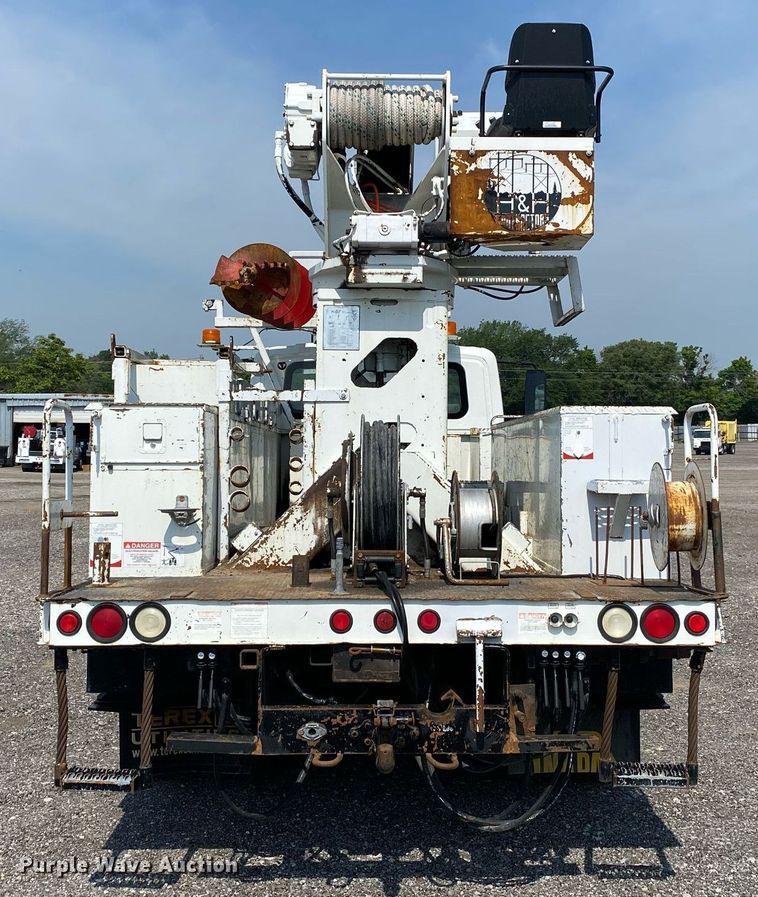 image for item KW9268 2007 International 4300  digger derrick truck