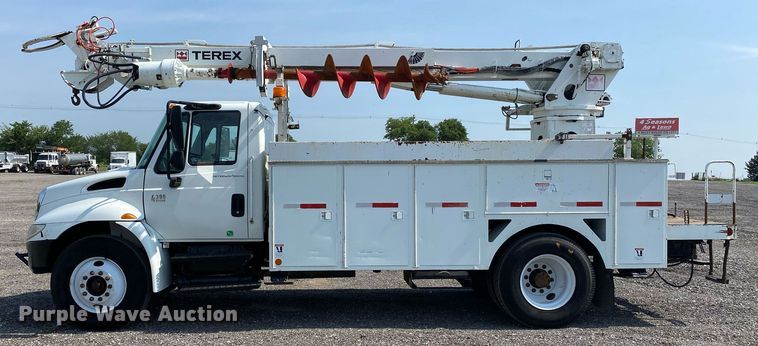 image for item KW9268 2007 International 4300  digger derrick truck