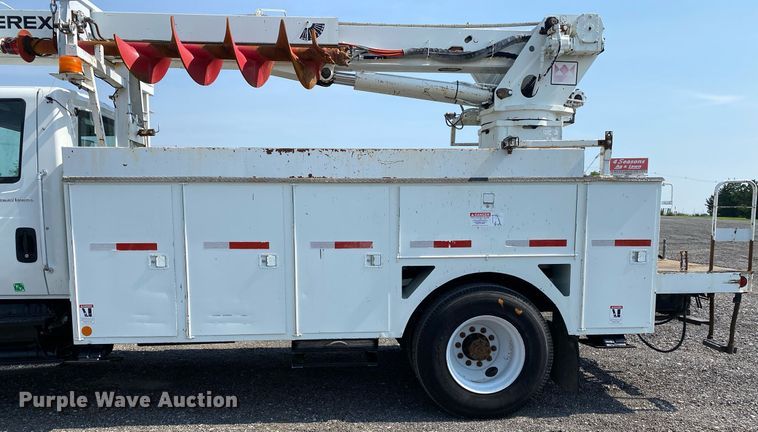 image for item KW9268 2007 International 4300  digger derrick truck