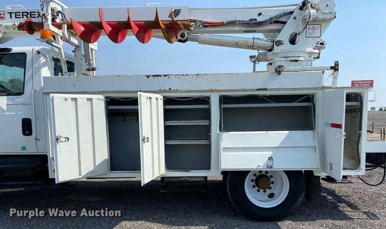 image for item KW9268 2007 International 4300  digger derrick truck