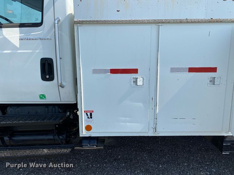 image for item KW9268 2007 International 4300  digger derrick truck