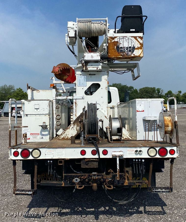 image for item KW9268 2007 International 4300  digger derrick truck