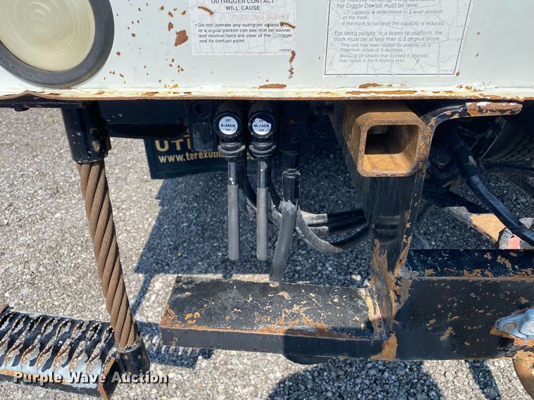 image for item KW9268 2007 International 4300  digger derrick truck