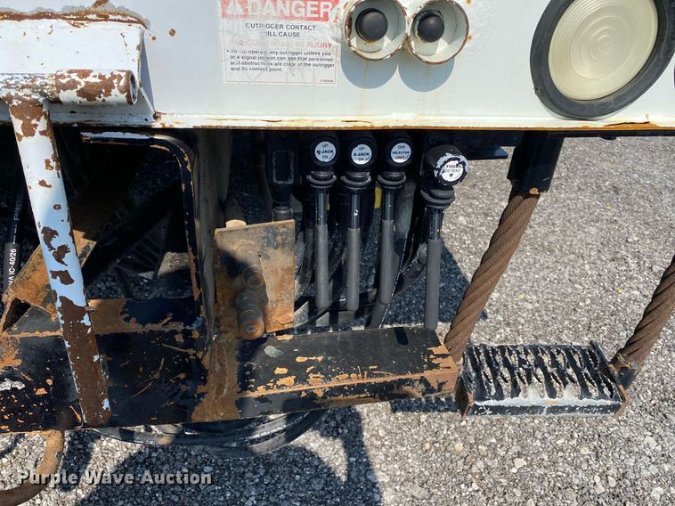 image for item KW9268 2007 International 4300  digger derrick truck