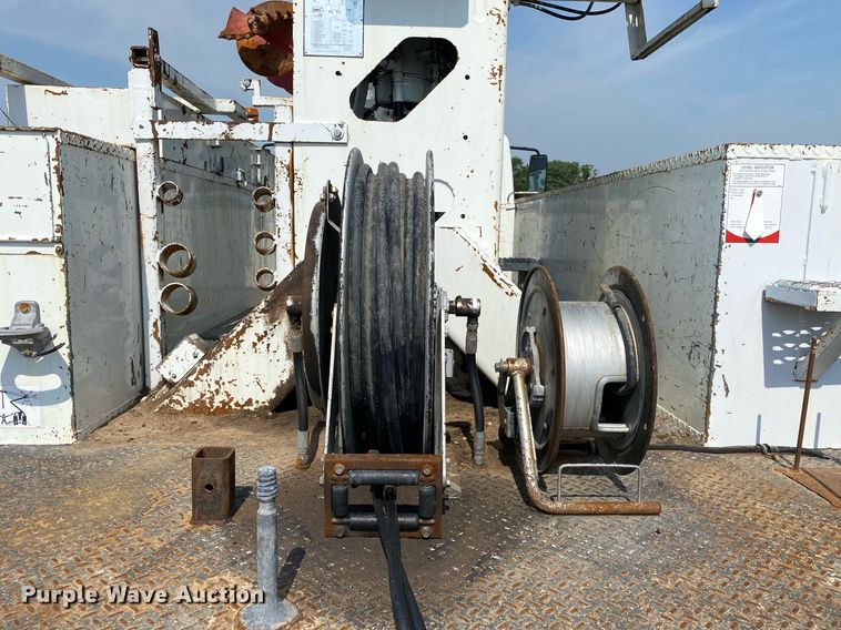 image for item KW9268 2007 International 4300  digger derrick truck