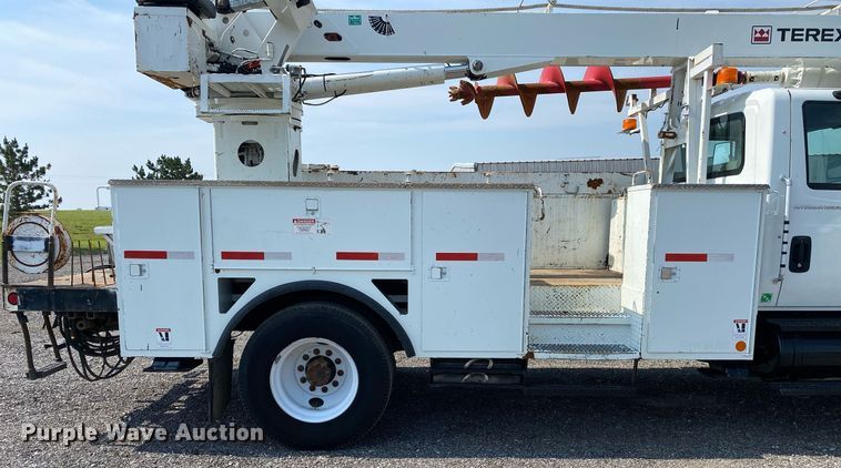 image for item KW9268 2007 International 4300  digger derrick truck