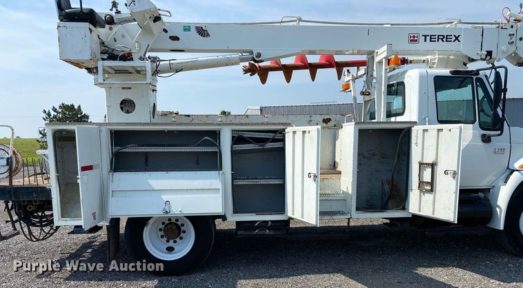 image for item KW9268 2007 International 4300  digger derrick truck