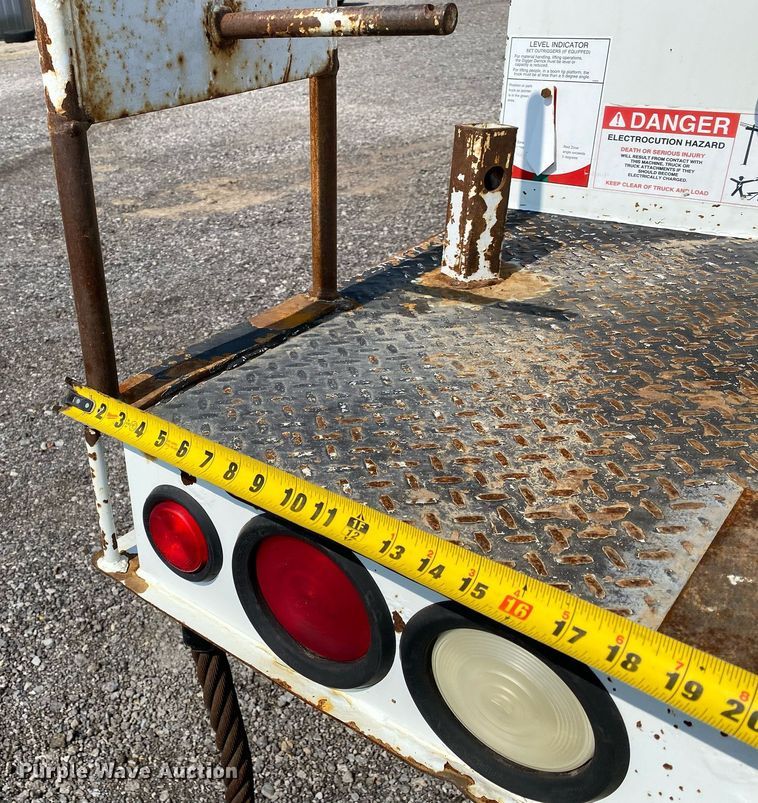 image for item KW9268 2007 International 4300  digger derrick truck