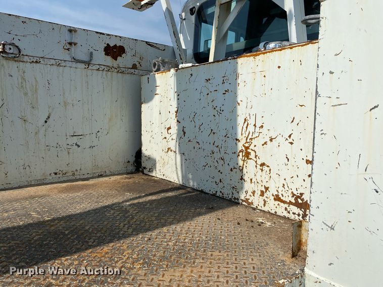 image for item KW9268 2007 International 4300  digger derrick truck