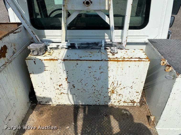 image for item KW9268 2007 International 4300  digger derrick truck