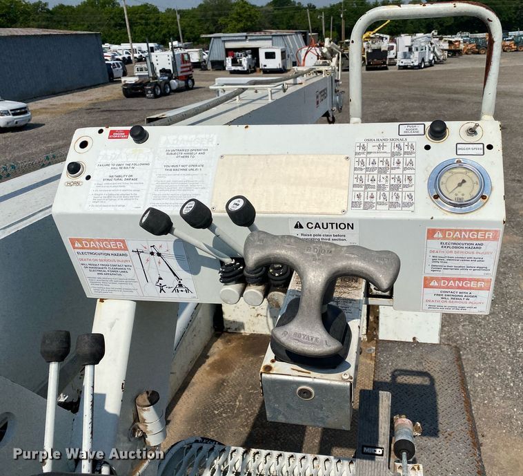 image for item KW9268 2007 International 4300  digger derrick truck