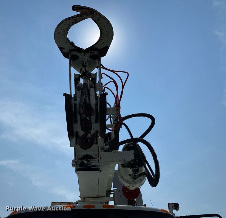 image for item KW9268 2007 International 4300  digger derrick truck