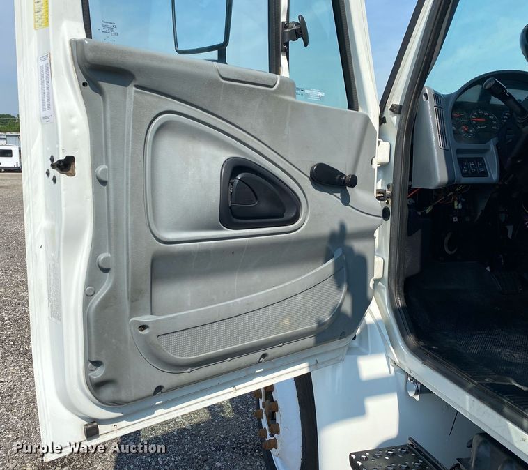 image for item KW9268 2007 International 4300  digger derrick truck