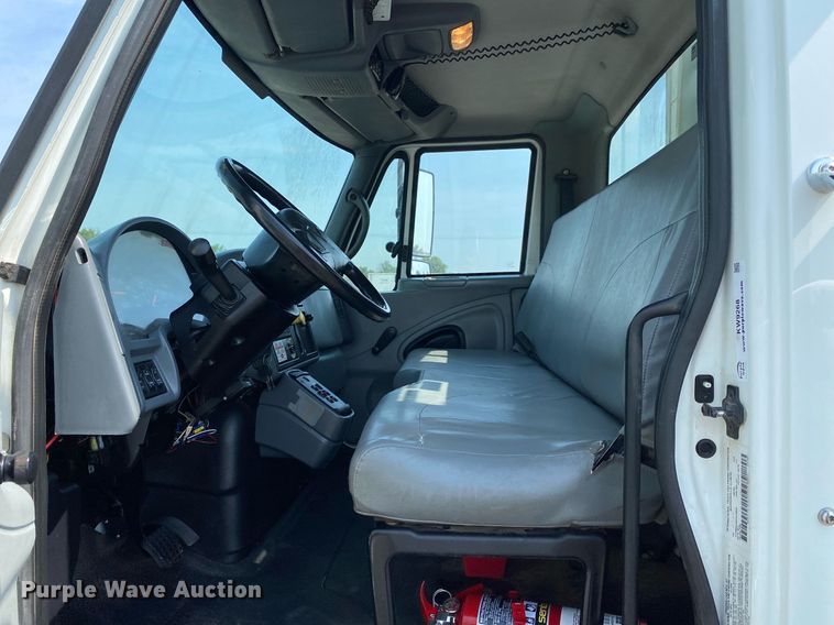 image for item KW9268 2007 International 4300  digger derrick truck