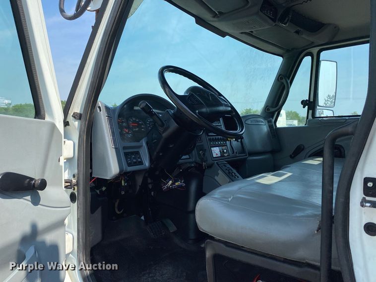 image for item KW9268 2007 International 4300  digger derrick truck