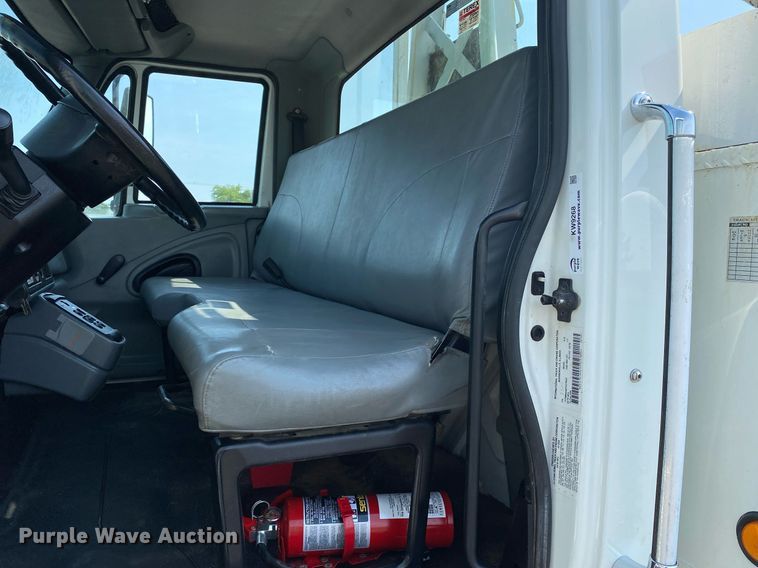 image for item KW9268 2007 International 4300  digger derrick truck