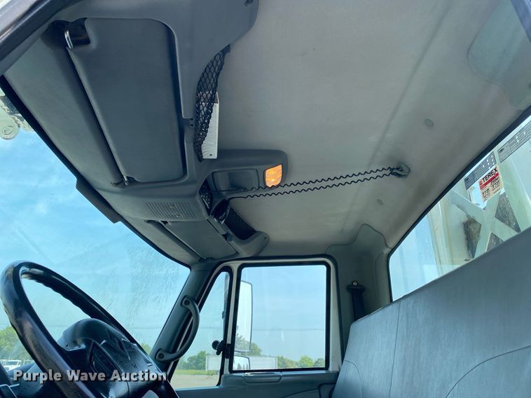 image for item KW9268 2007 International 4300  digger derrick truck