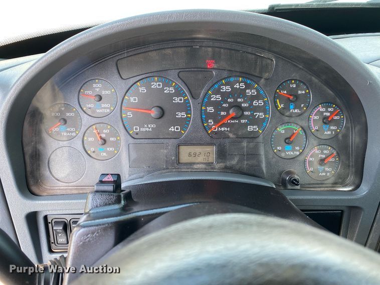 image for item KW9268 2007 International 4300  digger derrick truck