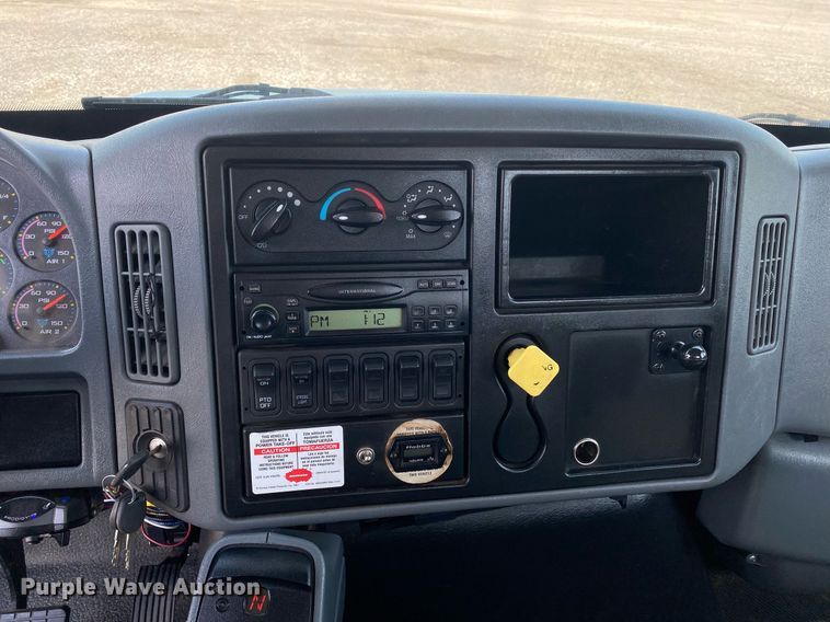 image for item KW9268 2007 International 4300  digger derrick truck