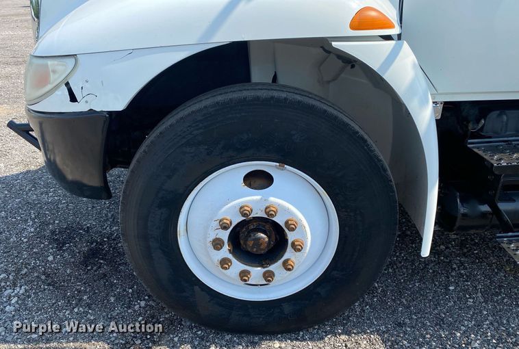 image for item KW9268 2007 International 4300  digger derrick truck