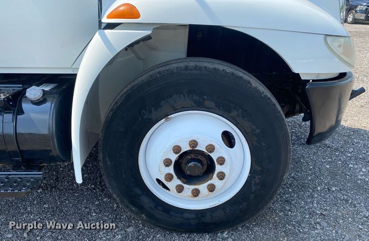 image for item KW9268 2007 International 4300  digger derrick truck