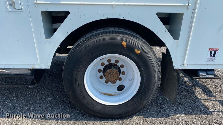 image for item KW9268 2007 International 4300  digger derrick truck